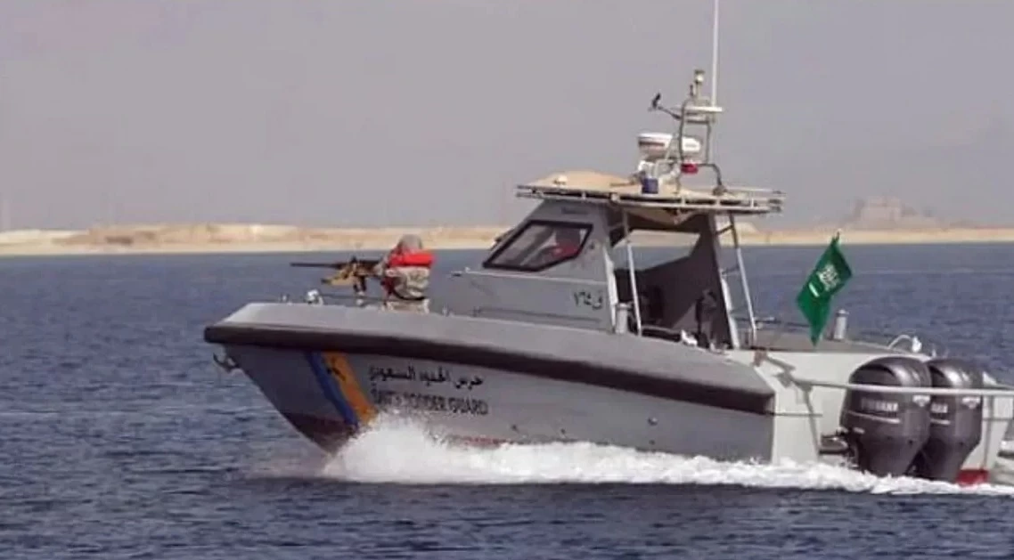  إنقاذ سعودي تعطلت واسطته البحرية في بحر جدة