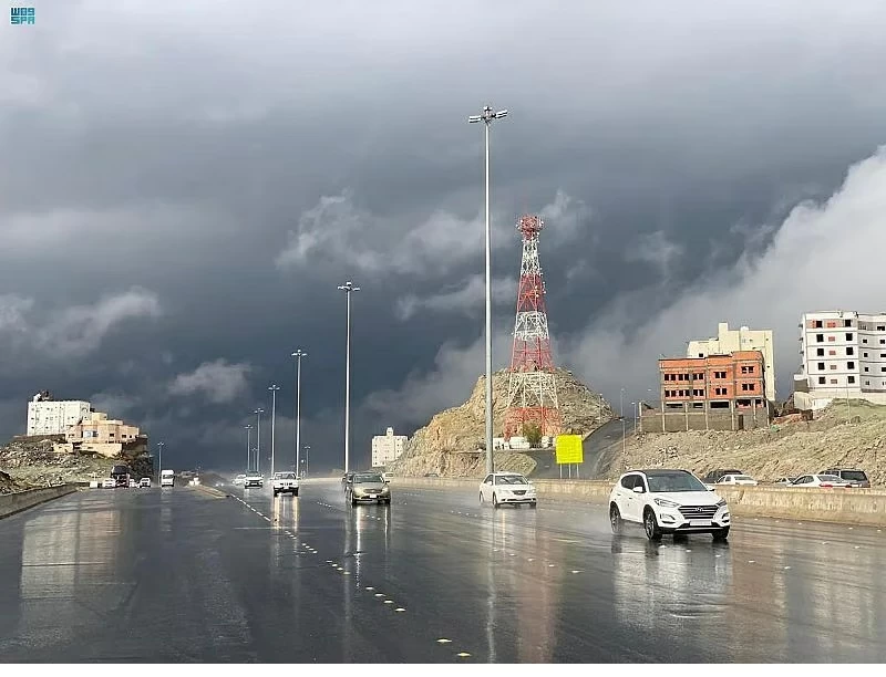 حتى التاسعة مساءً.. أمطار رعدية على 5 محافظات بمكة وتحذير من السيول