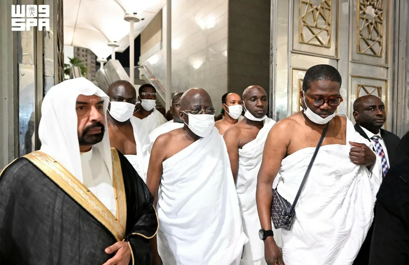 رئيس نيجيريا يؤدي مناسك العمرة