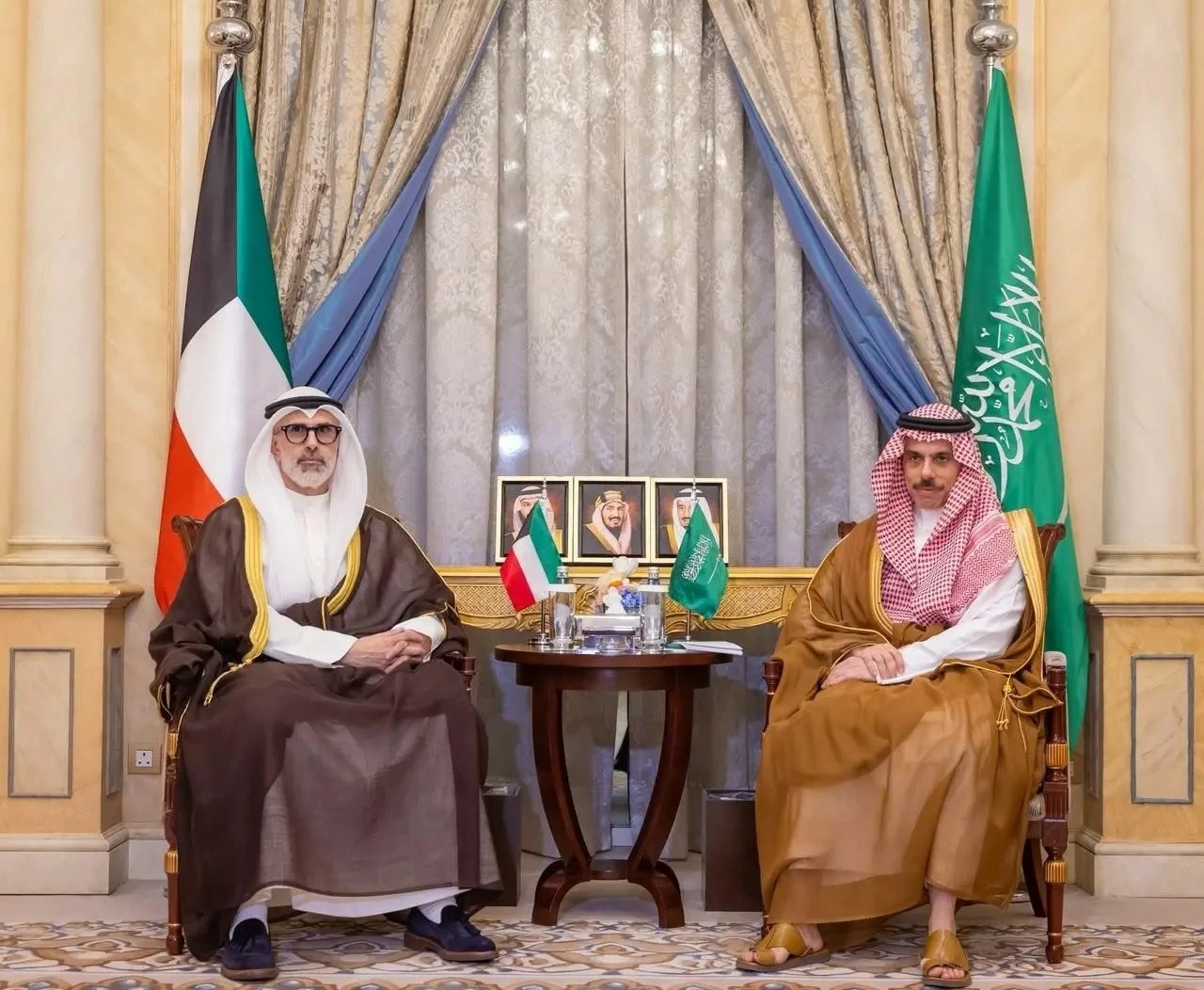 وزير الخارجية يبحث مع نظيره الكويتي خفض التصعيد واستعادة الأمن والاستقرار في المنطقة
